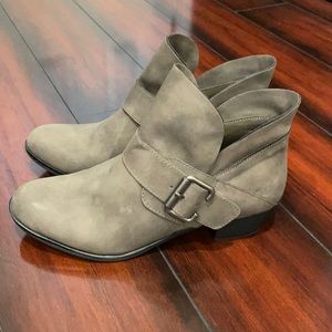 …me Too ankle (Austen) boots in gray size 7